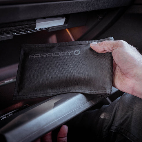 JACKET Pro Faraday CORDURA® Vertical Phone Bag – Magnetic Closure (4.5″ x 8″)